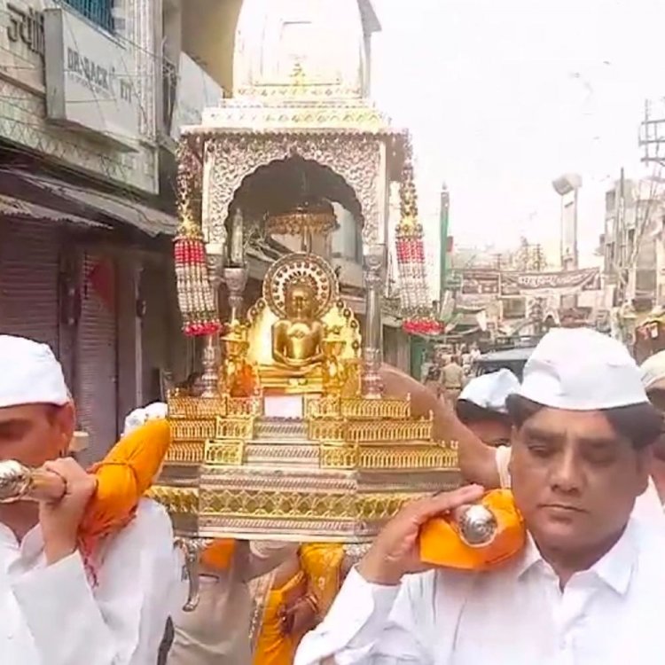 दतिया में महावीर जयंती पर रथयात्रा:चांदी जड़ी पालकी में निकले भगवान, शाम को होगा स्नेह सम्मेलन
