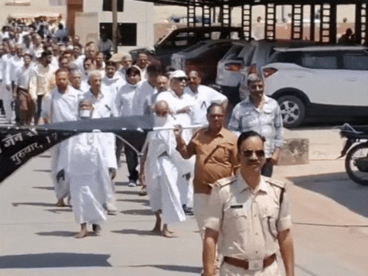 नीमच में जैन गुरु पर हुए हमले का विरोध:सतना में समाज के लोगों ने निकाला मौन जुलूस; साधु-संतों की सुरक्षा की मांग की
