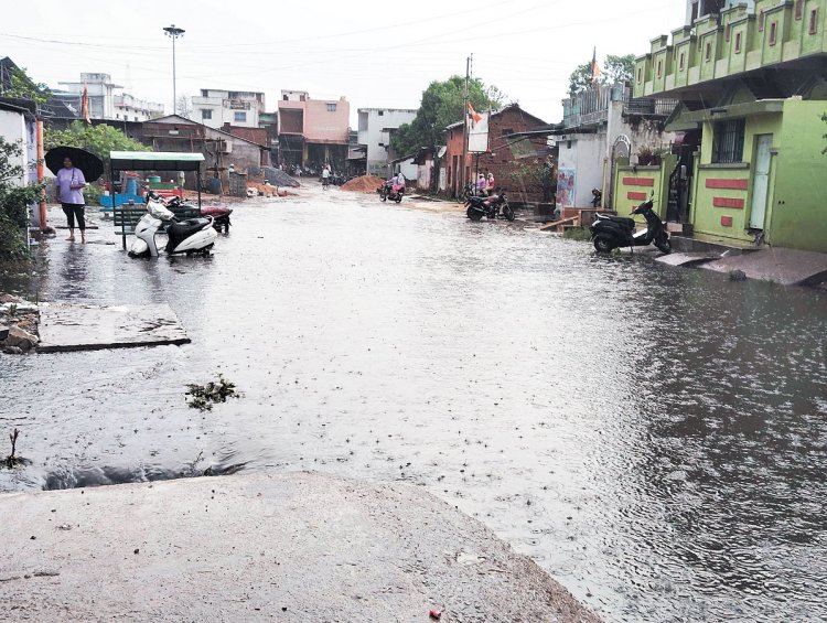 कुरुद में घंटे भर बारिश, सडक़ें जलमग्न