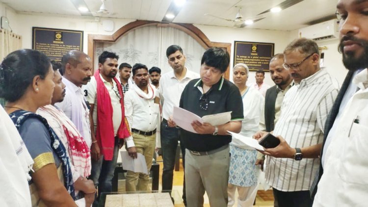 दर्जनभर पंचायत के प्रतिनिधियों ने एनएमडीसी सीएमडी को सौंपा ज्ञापन