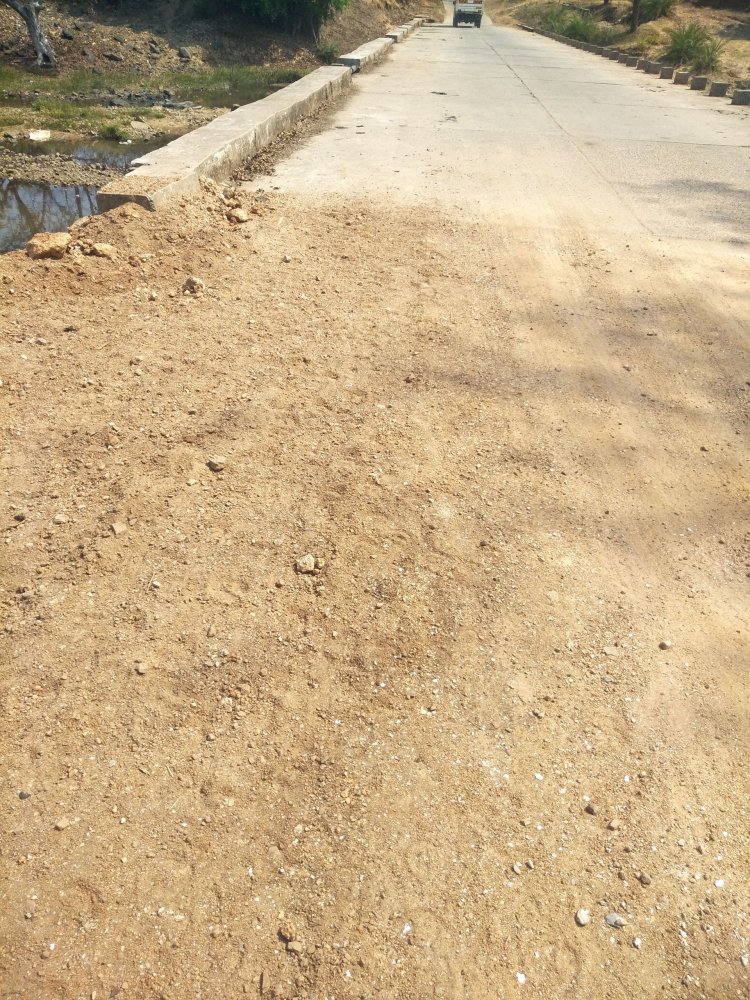 मरम्मत के अभाव में डाली मिट्टी