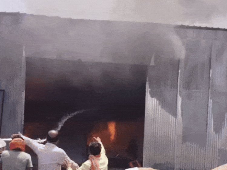 धार के अनाज गोदाम में लगी आग:100 क्विंटल सोयाबीन, आठ बाइक और तीन हजार बारदान जले; ढाई घंटे में पाया काबू
