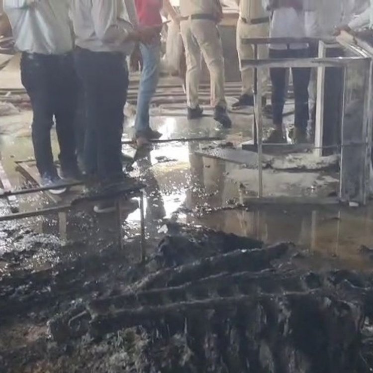 उज्जैन के शासकीय ITI के नए भवन में लगी आग:छात्रों की सूझबूझ से टला बड़ा हादसा; फर्नीचर और कागजात जले