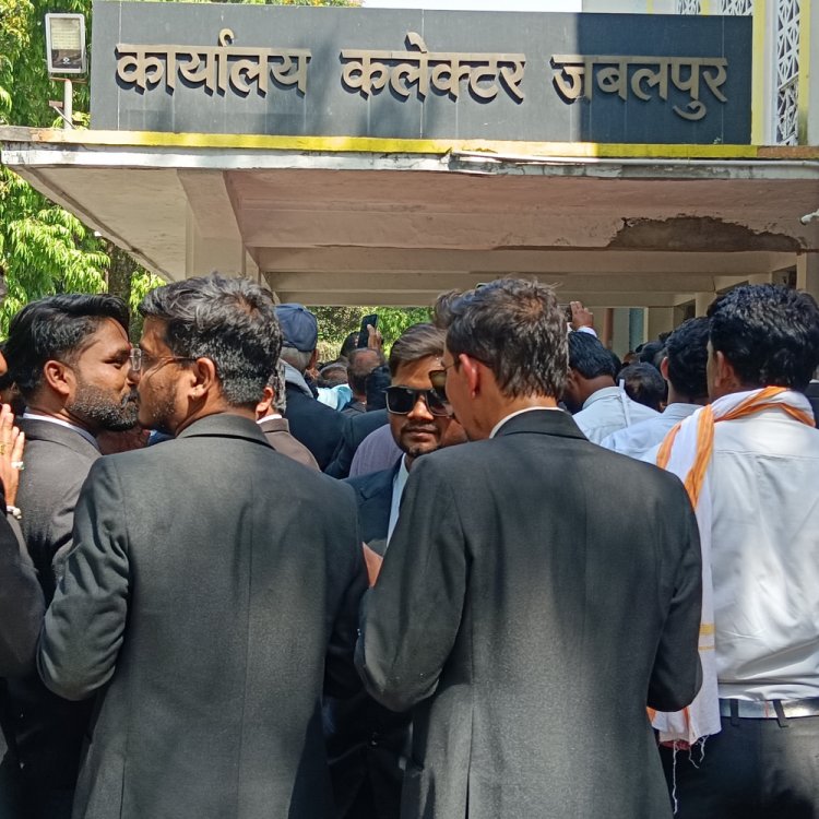 कलेक्ट्रेट में लगे पाकिस्तान मुर्दाबाद के नारे:सैकड़ों अधिवक्ताओं ने किया प्रदर्शन, पुतला फूंककर राष्ट्रपति के नाम सौंपा ज्ञापन