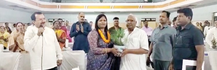 निगम के पहले सामान्य सभा में पहुंचे सांसद चिंतामणि कहा- दोनों हाथों से बजेगी ताली तभी होगा विकास