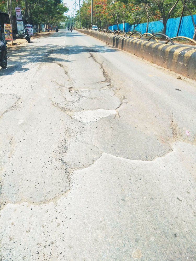 सडक़ जर्जर, हादसे की आशंका