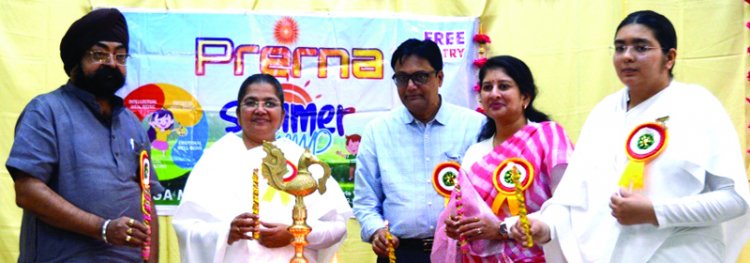 दमोह में अनियंत्रित ट्रक दुकान में घुसा:चाय की दुकान पर खड़े दो मजदूरों की मौत, एक जबलपुर रेफर